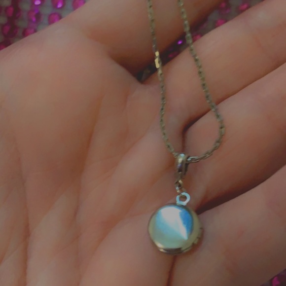 SERIOUS COLLECTORS ONLY! World’s Tiniest Locket - SUPER RARE FIND Silver Chain - Picture 9 of 17